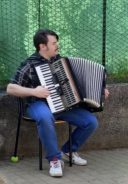 Elio Biffi mentre suona la fisarmonica